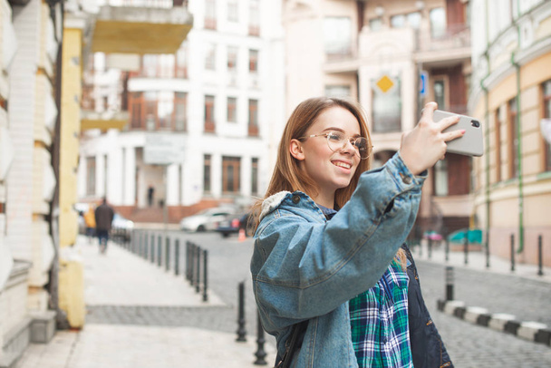 glückliche Reisende in legerer Kleidung spaziert durch die Altstadt und  - Foto, Bild