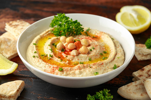Hummus z oliwy z oliwek, papryki, cytryny i Pita chleb - Zdjęcie, obraz
