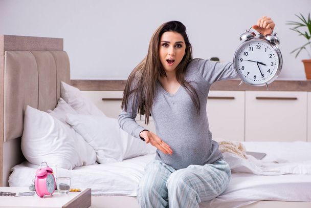 Young pregnant woman in the bedroom  - Foto, imagen