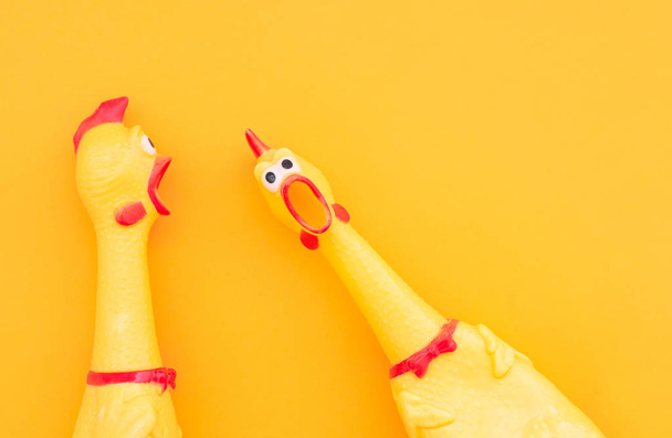 Zaskoczony zabawki kurczaka są izolowane na pomarańczowym tle, jeden  - Zdjęcie, obraz