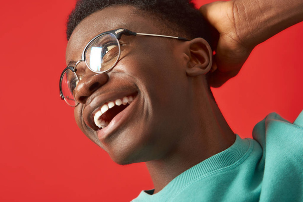 Smiling Afro American man in glasses posing in studio - Foto, Imagem