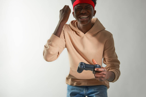 Happy Afro American guy playing video game - Zdjęcie, obraz