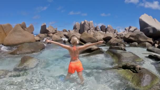 Anse Marron Beach baseny naturalne - Materiał filmowy, wideo