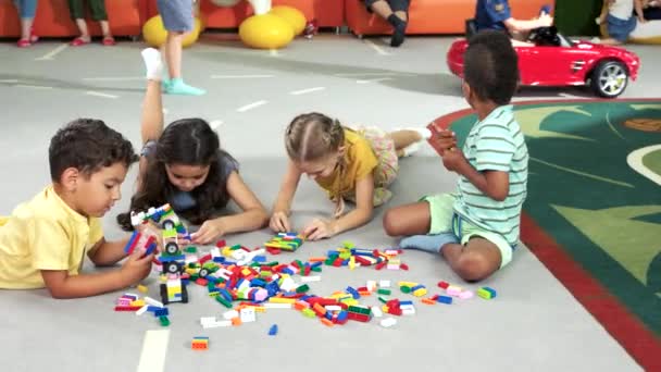 Skupina dětí hraniček s blokovou hračkami. - Záběry, video
