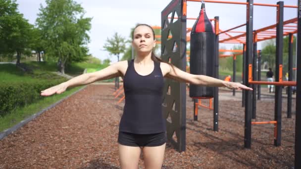 4. felnőtt nő bokszoló, Kickboxer meleg test edzés előtt az utcai edzőpálya. Női erőcsapat - Felvétel, videó