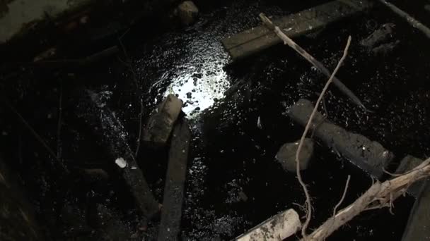 Petróleo permanece em edifício do exército abandonado e vista da natureza através de janela quebrada
 - Filmagem, Vídeo