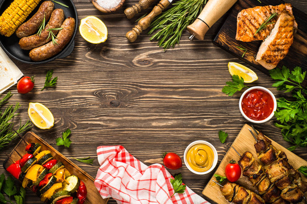 Grill tál-grillezett hús, hal, kolbász és zöldség. - Fotó, kép