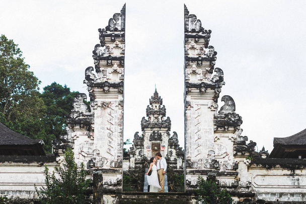 Casamento casal em Pura Lempuyang templo em Bali. Famoso indonesi
 - Foto, Imagem