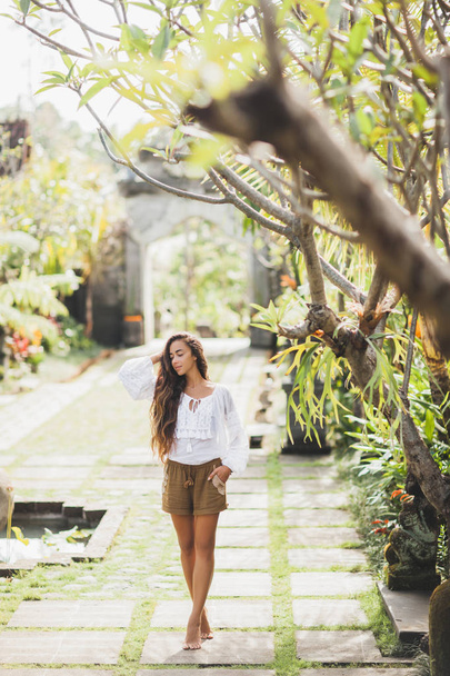 Hoikka brunette nainen valkoinen tunika ja ruskea shortsit marokkolainen
  - Valokuva, kuva