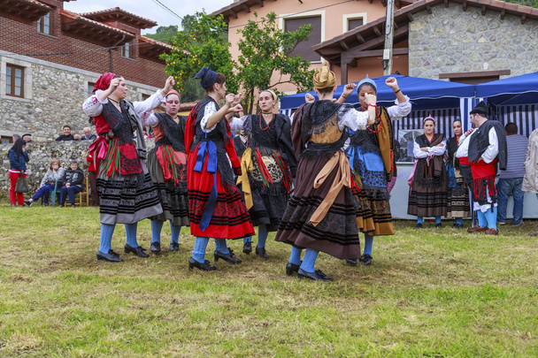 Gruppe entremontanas virgen de la cuesta im traditionellen Tanz auf Santo - Foto, Bild