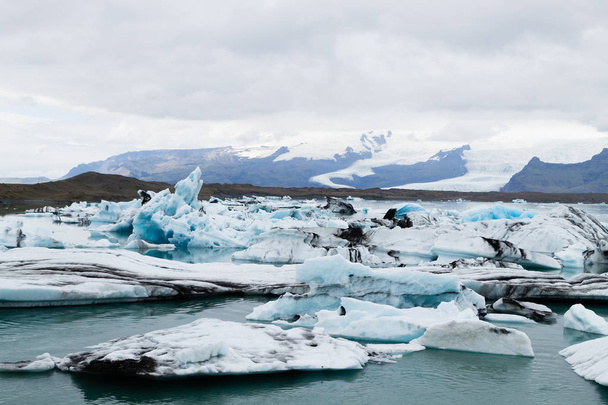 icebergs sur l'eau, lac glaciaire de Jokulsarlon, Islande
 - Photo, image