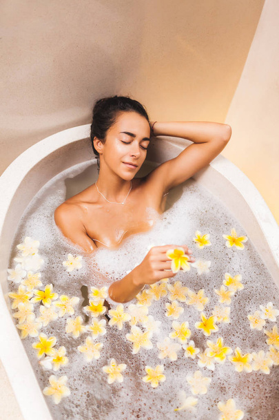 asiatico donna godendo in fiore bagno con schiuma bolle e yello
 - Foto, immagini