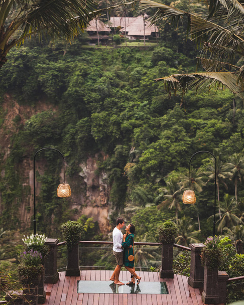 Счастливая влюбленная пара наслаждается вместе на балконе с удивительным j
 - Фото, изображение