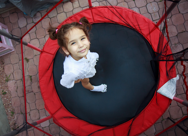 meisje op de trampoline - Foto, afbeelding