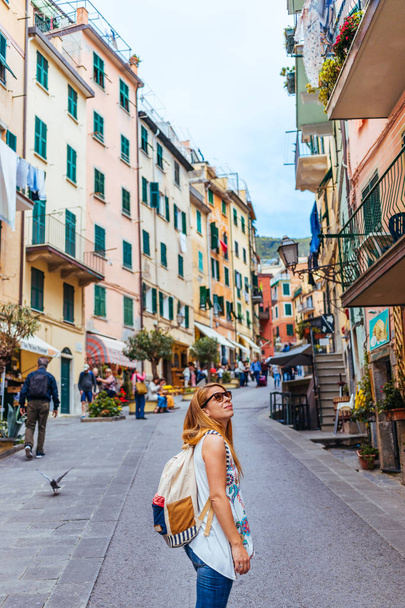 Krásná mladá žena s výhledem na Manarolu na seznamu světového dědictví UNESCO Cinque Terre, Liguria, Itálie - Fotografie, Obrázek