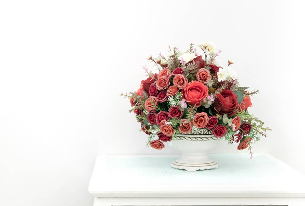 Πλαστικά τριαντάφυλλα σε τεχνητό μπουκέτο λουλουδιών - Φωτογραφία, εικόνα