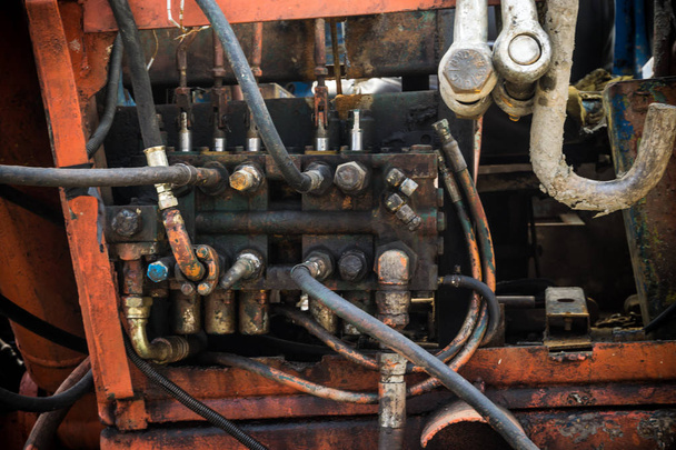 Hydraulinen järjestelmä koneen osa kaivinkoneessa
 - Valokuva, kuva