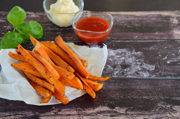 Roasted sweet potato wedges with mayonnaise ketchup sauce - 写真・画像