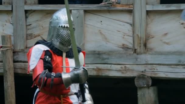 Zwei mittelalterliche Ritter kämpfen - Filmmaterial, Video