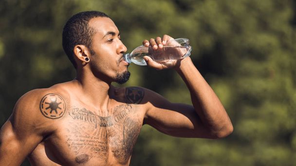 afro cara beber água depois de treino no parque
 - Foto, Imagem