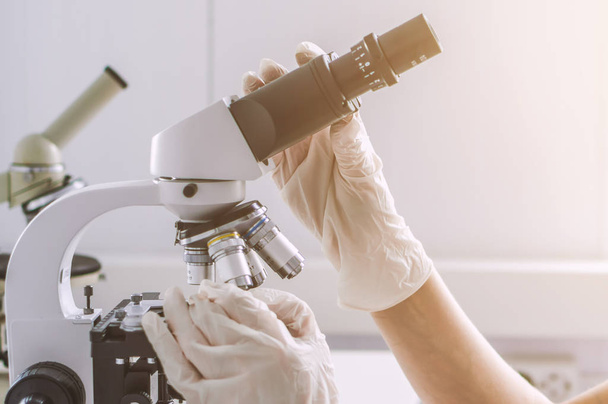 Hands with microscope in the laboratory - Foto, immagini