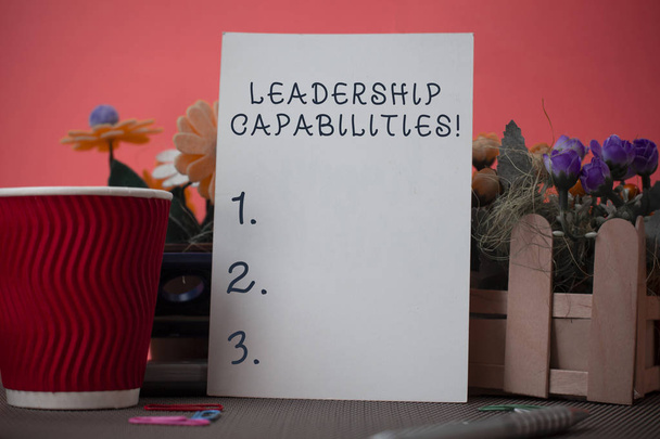 Kézírás szöveg írás Leadership képességek. Koncepció értelmében halmaza Perforanalysisce elvárások Leader kompetencia virágok és álló, valamint sima lemez papír nagy csésze fölött egy asztal. - Fotó, kép