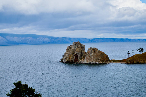 Shaman Rock w: Lake Baikal - Zdjęcie, obraz