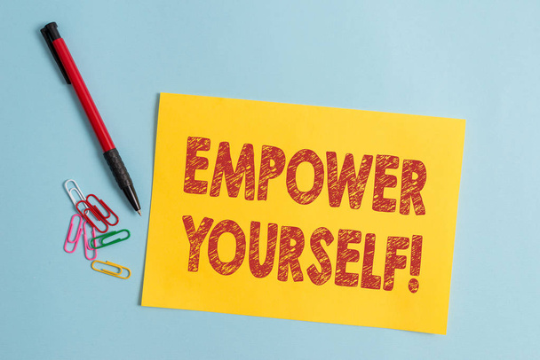 Kézírás szövege Empower Yourself. Koncepció, hogy vegyék át az irányítást az életünk meghatározása és a választási lehetőségek sima papír-és íróeszközök felett pasztell színű hátteret. - Fotó, kép