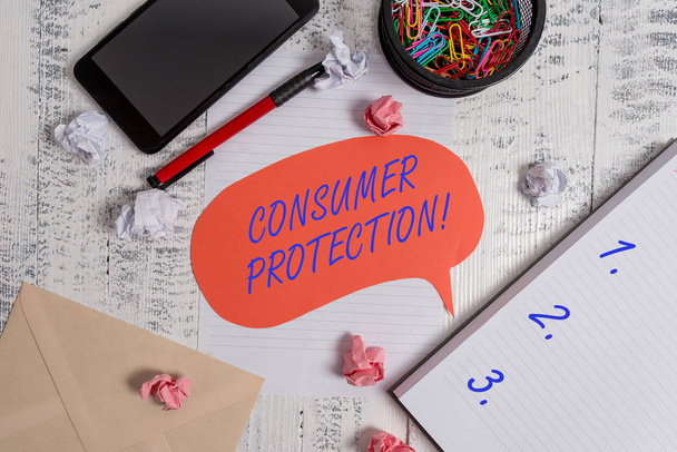 消費者保護を示すメモを書き込む。消費者の権利保護を確保するための公正取引法を示すビジネス写真は、封筒シートのスピーチバブルペーパーボールノートをクリップ. - 写真・画像