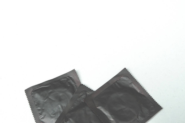 Los condones se colocan en el suelo
. - Foto, Imagen
