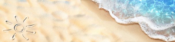 Bord de mer - Soleil attiré sur le sable et vagues avec de la mousse
 - Photo, image