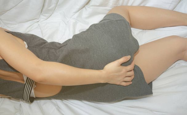 Vrouwen hebben aambeien pijn met anale pijn. Stinkende van ondergoed is niet droog. En ongemak seksueel overdraagbare aandoeningen. - Foto, afbeelding