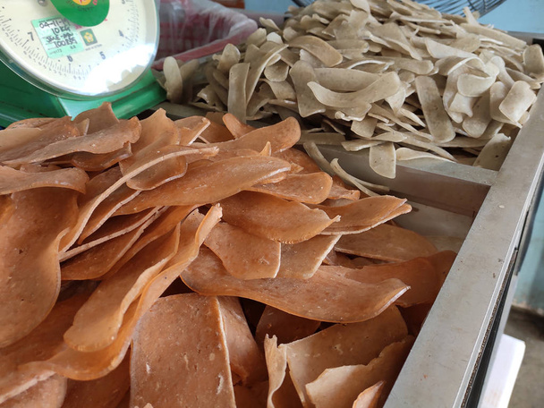 Keropok keping は、マレーシア半島の東海岸からのマレー伝統料理です。煮て乾燥させた小麦粉と魚肉から作られる. - 写真・画像