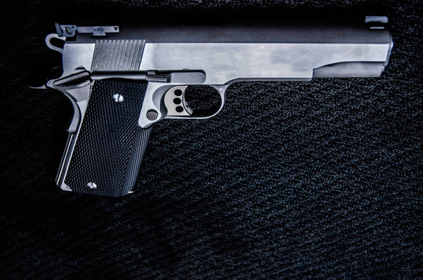 Czarny pistolet w tle z czarnym i monochromatycznym tonem - Zdjęcie, obraz