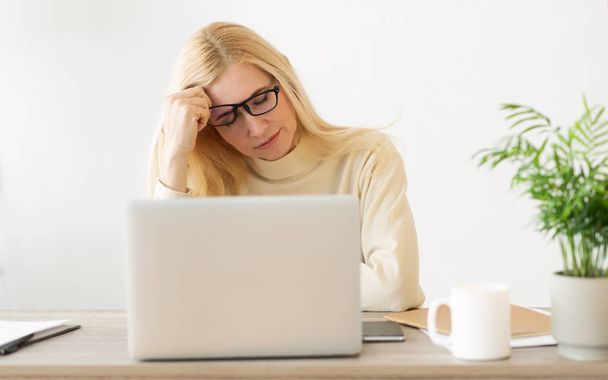 Sentirse cansado y estresado. Mujer trabajando en el ordenador portátil
 - Foto, imagen