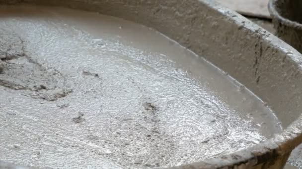 Einsatz von Hacke, die Mörtel mit Wasser für den Bau mischt - Filmmaterial, Video