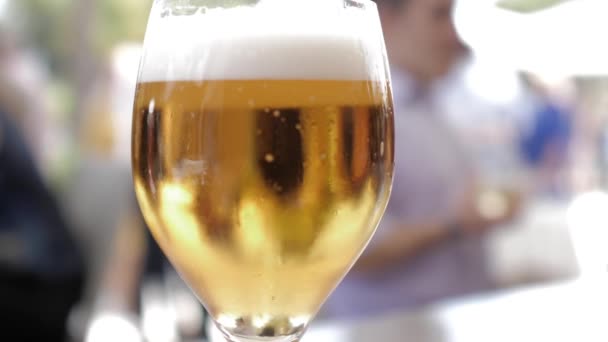 Kaltes Bier auf einem Terrassentisch bei einer Party - Filmmaterial, Video