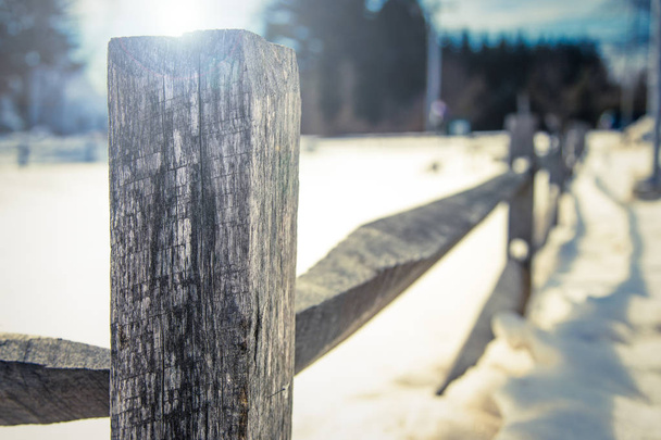 houten hek in de sneeuw - Foto, afbeelding