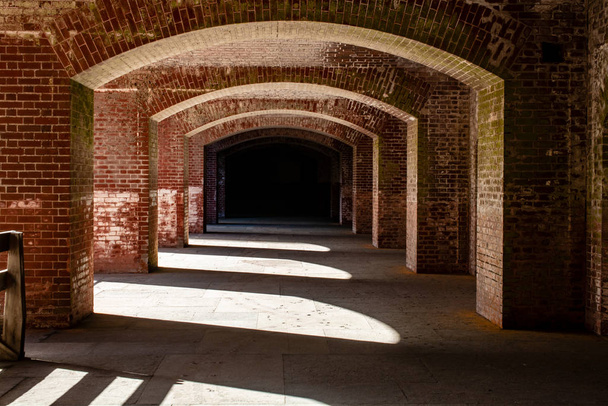 Mury i korytarze fortu Point - Zdjęcie, obraz