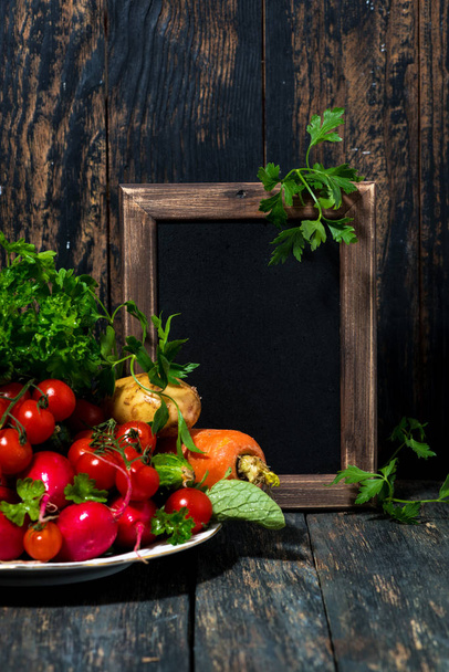 тарелка со свежими овощами и фоном для текста,
 - Фото, изображение
