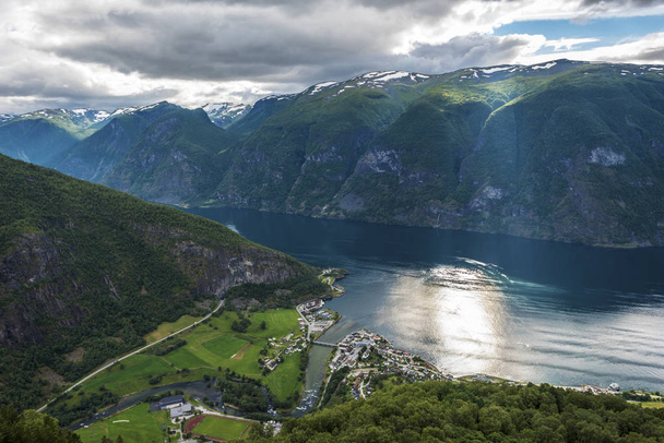 Panoramic view of Aurlandsfjord from Stegastein viewpoint in Sog - Foto, imagen