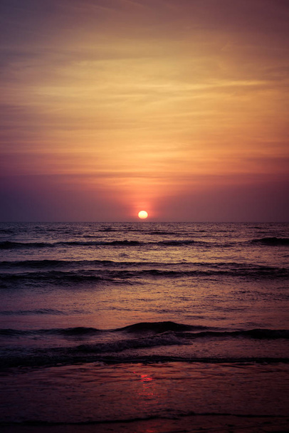 Krajobraz wspaniały zachód słońca na oceanie - Zdjęcie, obraz