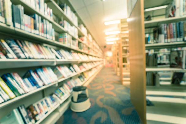 Θολός διάδρομος φόντου από ράφια με σκαμπό σε αμερικανική δημόσια βιβλιοθήκη - Φωτογραφία, εικόνα