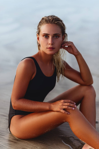 Closeup portrait of attractive blonde girl with long hair posing on beach. - Zdjęcie, obraz