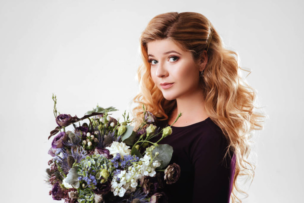 Beauty portrait. Beautiful blonde woman with flowers. - Fotoğraf, Görsel