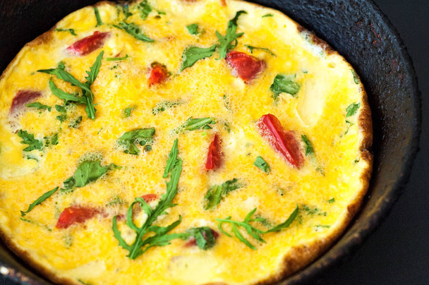 omelete recém-cozido com ervas e tomates em metal rústico pa
 - Foto, Imagem