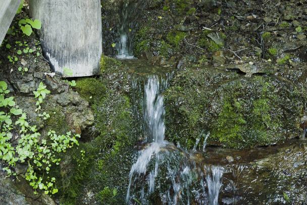 Cascada de montaña. Una fuente. Cascada. Sanando agua. Agua.
. - Foto, Imagen
