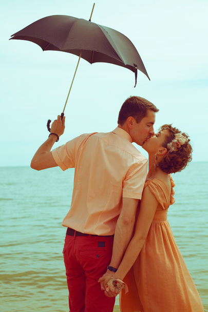 Summer vacation concept. Couple standing on beach near water, ho - Fotoğraf, Görsel