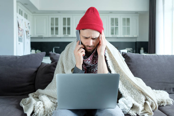 Sick guy with a laptop works at home - Zdjęcie, obraz