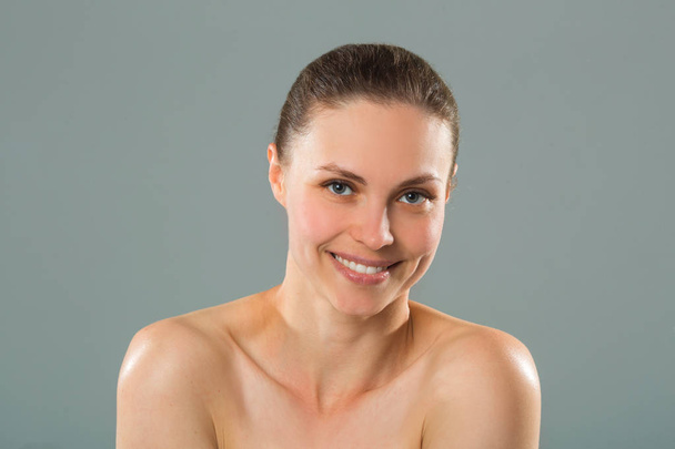 Portret van mooie mooie jonge vrouw met schone huid - Foto, afbeelding